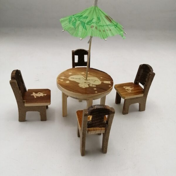 طاولة مع كرسي مجسم صغير قطع 10487/1