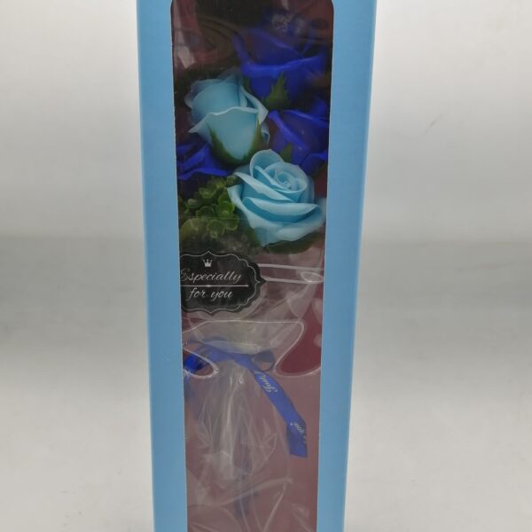 وردة بعلبة كرتون مع غطاء